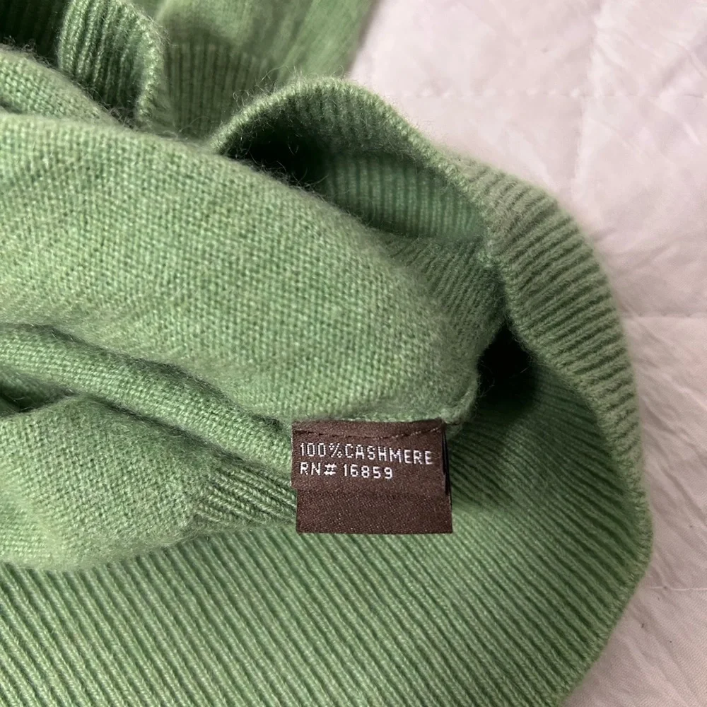 J. McLaughlin 100%Cashmere Classic Green V-Neck Sweater